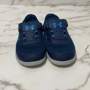 Dark blue toddler boy under armor gym shoes. Size 9